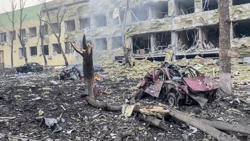 Skaza po bombardovaní pôrodnice v Mariupole.