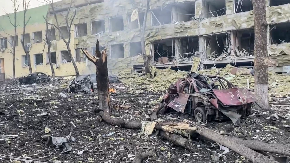Skaza po bombardovaní pôrodnice v Mariupole.