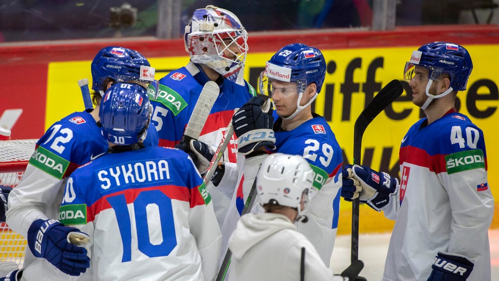 Slováci ďakujú brankárovi Adamovi Húskovi po víťazstve nad Kazachstanom na MS 2022.