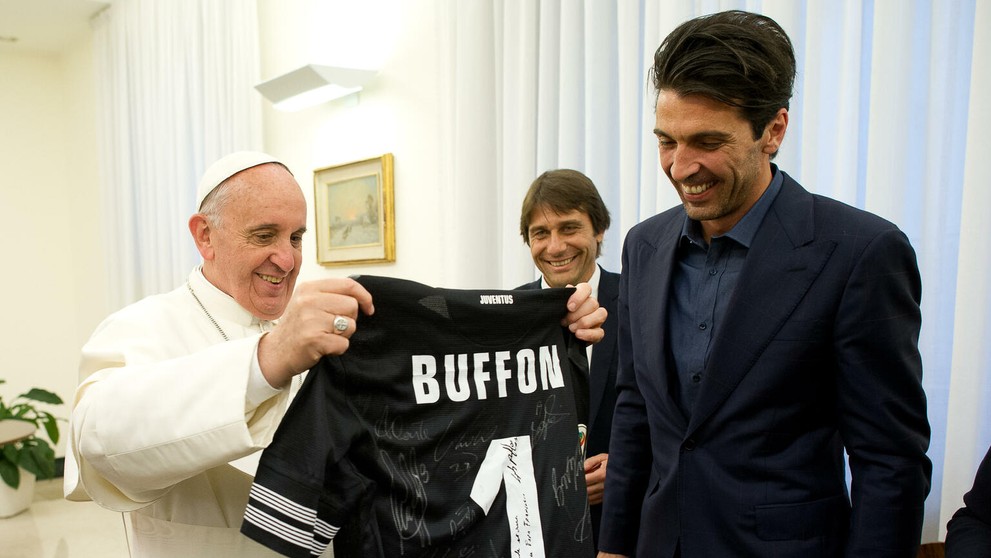 Kapitán Juventusu Turín Gianluigi Buffon (vpravo) odovzdal pápežovi Františkovi podpísaný futbalový dres klubu počas audiencie v