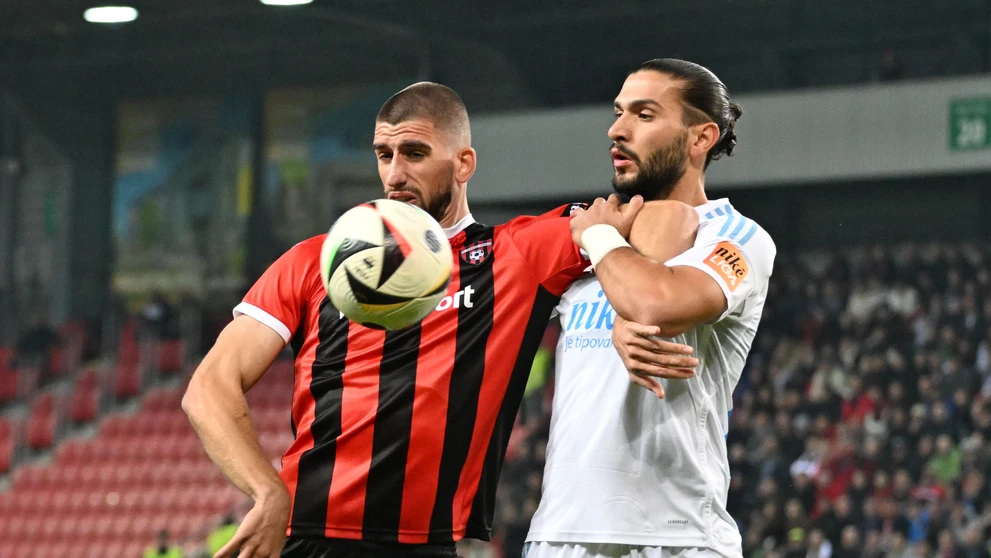 Vľavo hráč Spartaka Adrián Zelkovič a hráč Slovana Kyriakos Savvidis v 11. kole Niké ligy.