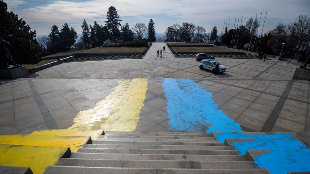 Neznám páchateľ poškodil pamätník Slavín v Bratislave.