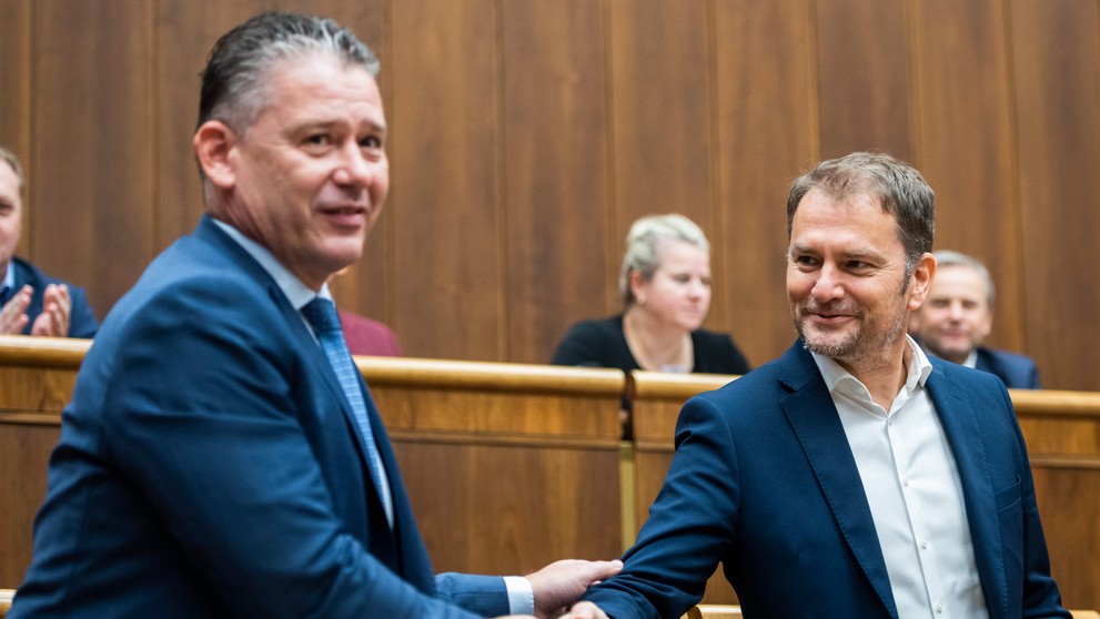 Na snímke zľava minister vnútra SR Roman Mikulec (OĽaNO) a minister financií SR Igor Matovič (OĽaNO)