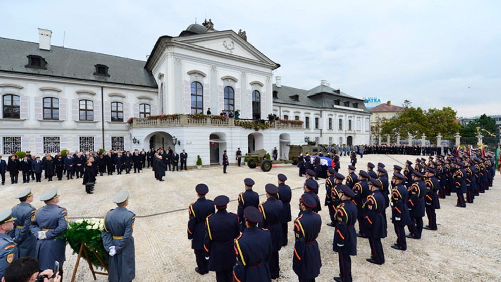 Príslušníci Čestnej stráže stoja pri rakve s ostatkami prezidenta Michala Kováča počas poslednej rozlúčky na nádvorí Prezidentsk