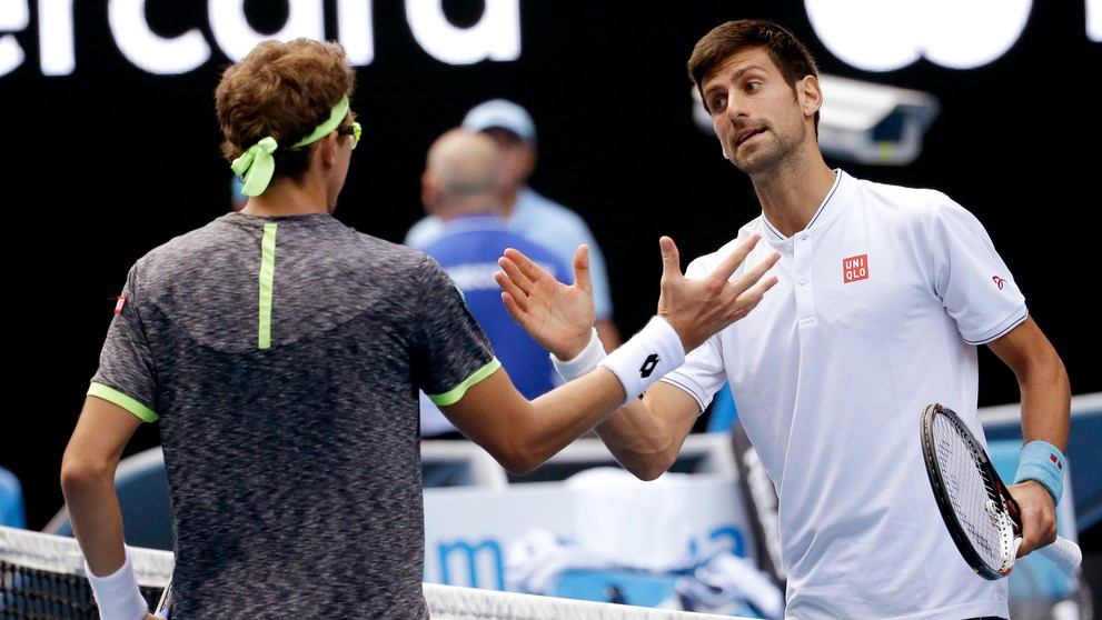 Novak Djokovič gratuluje k výhre Denisovi Isťominovi.