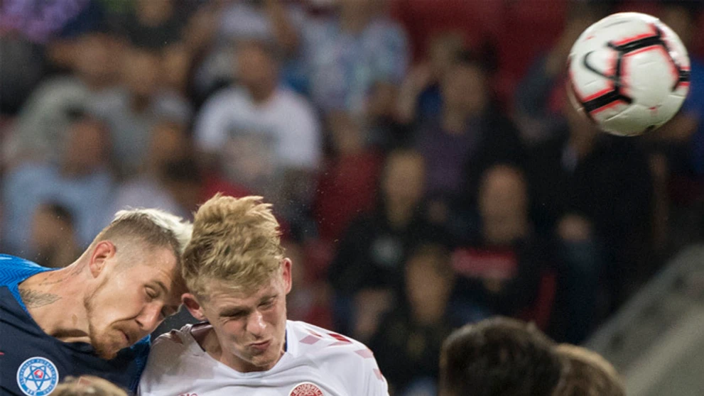 Juraj Kucka (Slovensko) a vpravo Nicolai Johansen (Dánsko).