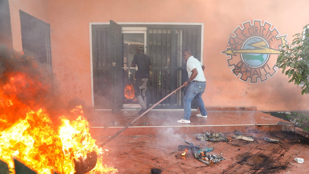 Vláda na Haiti vyhlásila v nedeľu výnimočný stav a nočný zákaz vychádzania v snahe upokojiť vlnu násilia.