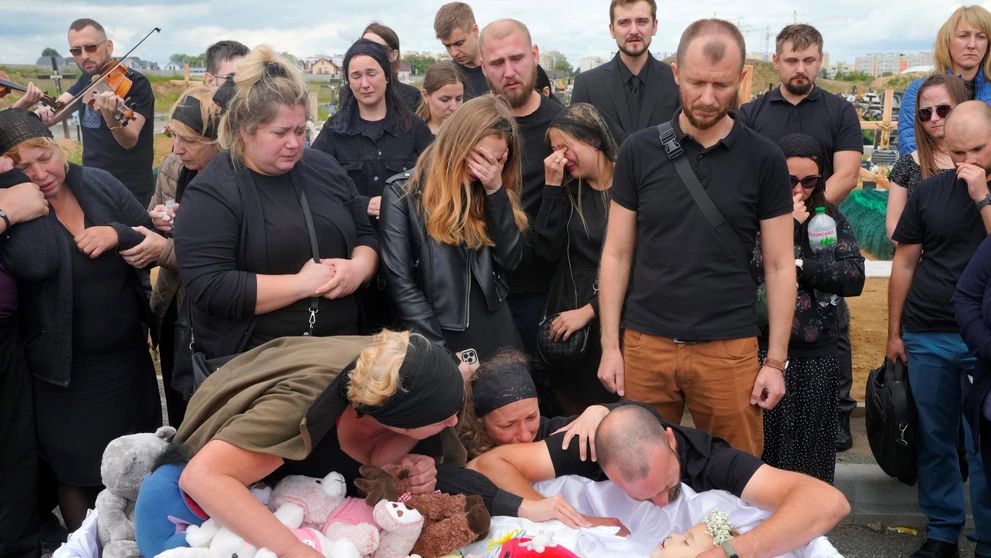 Rodinní príslušníci a priatelia smútia počas pohrebu 4-ročnej Lizy, ktorá zahynula pri ruskom raketovom útoku v meste Vinnycia.