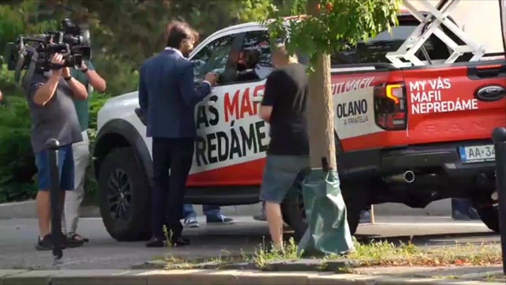 Robert Kaliňák prichádza za Igorom Matovičom.