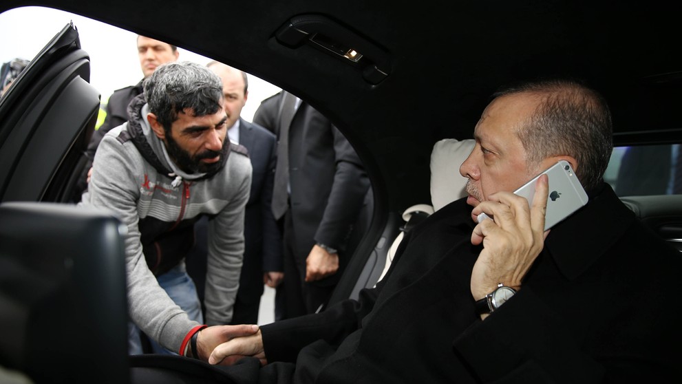 Turecký prezident Recep Tayyip Erdogan vyhovoril samovrahovi skok z mosta.