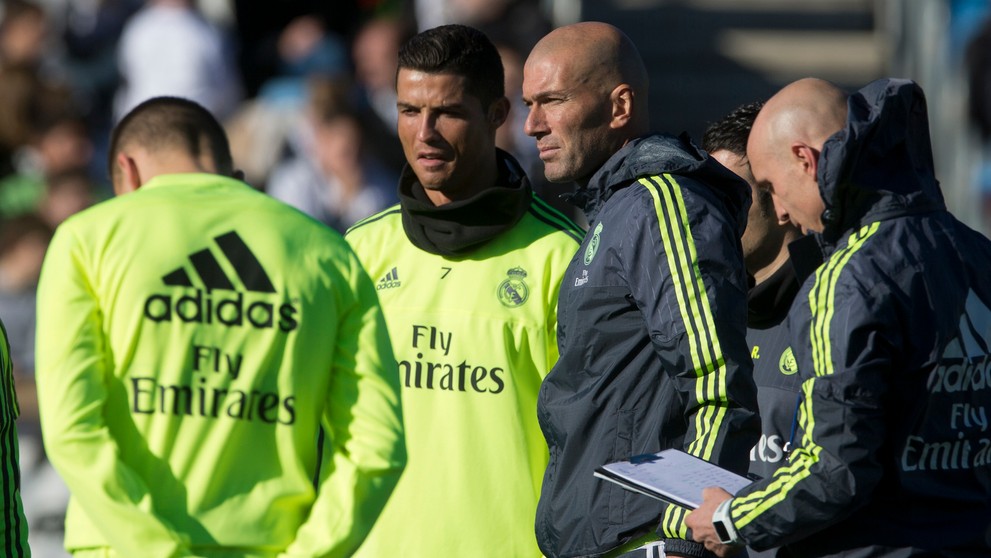 Nový tréner Realu Madrid Zinedine Zidane stojí vedľa Cristiana Ronalda počas jeho prvého tréningu 5. januára 
