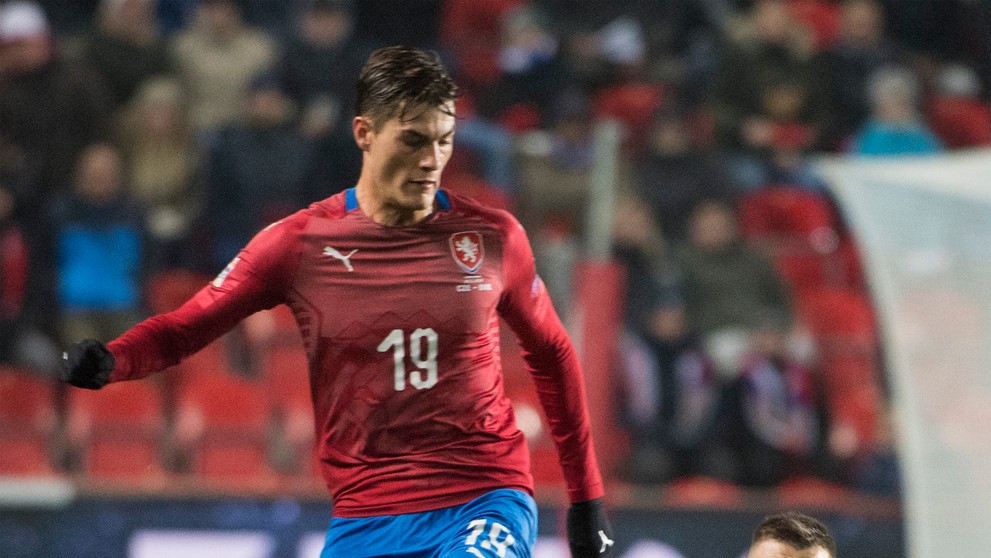 Vpravo obranca Martin Škrtel a vľavo český útočník Patrik Schick.