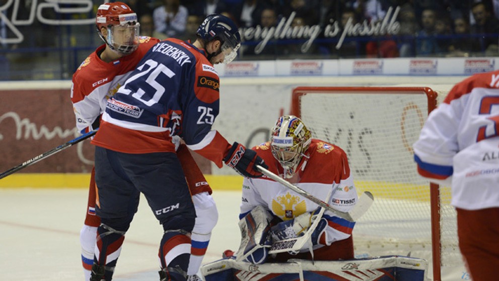 V popredí Marek Viedenský, za ním vľavo Zijat Pajgin, vpravo brankár Igor Šesťorkin (Rusko) v zápase Euro Hockey Challenge 2016.
