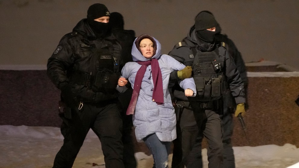 Policajti zadržali ženu, ktorá položila kvety k pamätníku obetí politických represií na pamiatku Alexeja Navaľného.