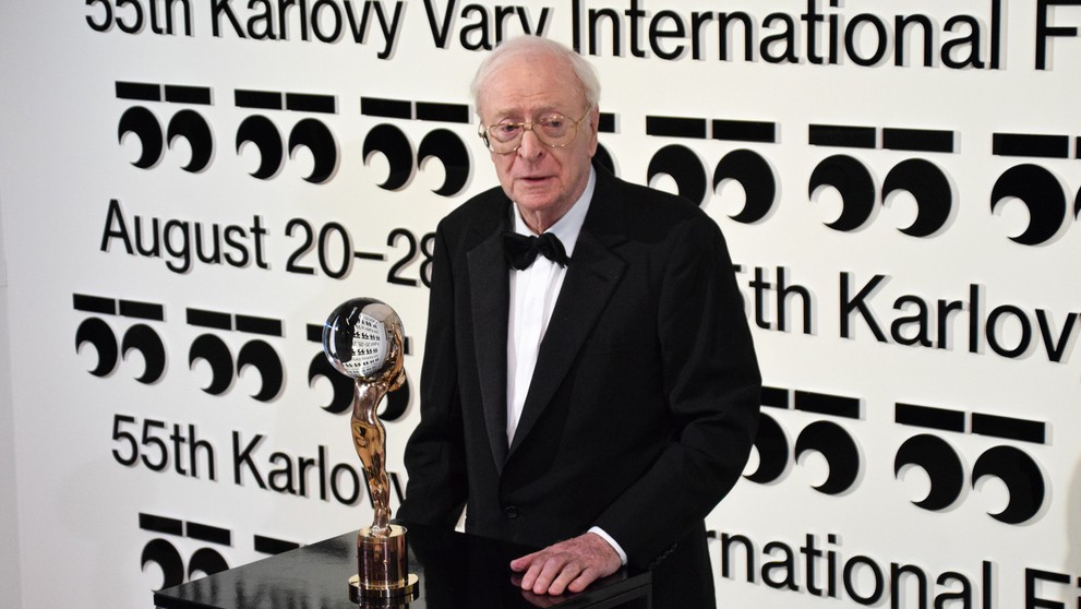 Sir Michael Caine si na 55. ročníku MFF KV prevzal Krištáľový glóbus za mimoriadny umelecký prínos do svetovej kinematografie