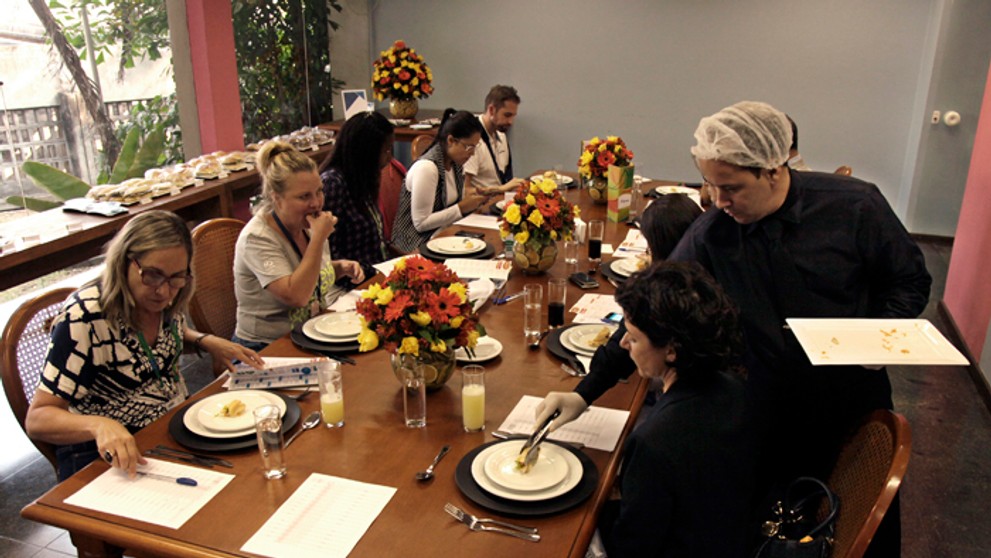 Komisia testuje pripravné jedlá v brazílskom Riu de Janeiro.