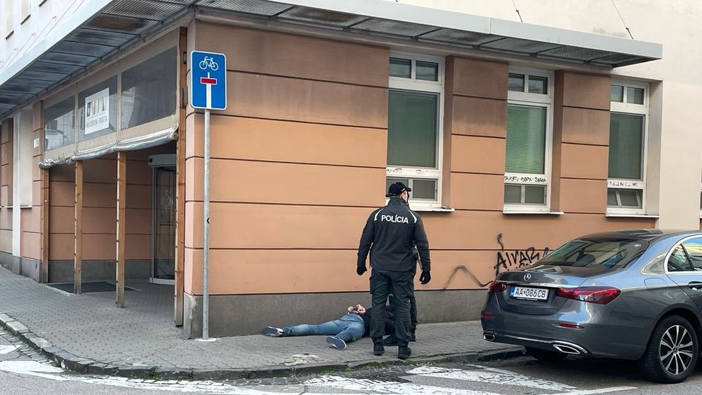 Muž napádal ľudí na ulici.