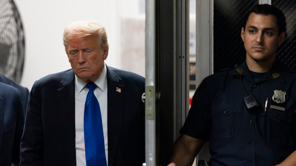 Donald Trump prichádza do budovy súdu na Manhattane.