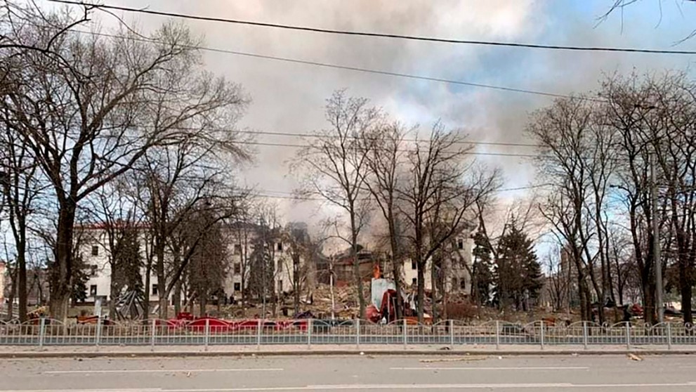 Na snímke divadlo zničené po bombardovaní v obliehanom ukrajinskom meste Mariupol na pobreží Azovského mora.