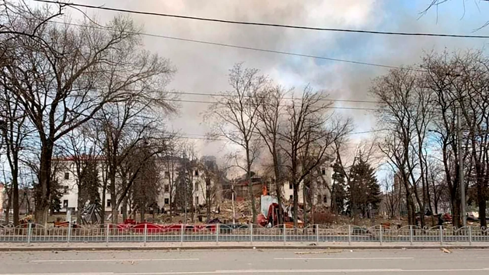Na snímke divadlo zničené po bombardovaní v obliehanom ukrajinskom meste Mariupol na pobreží Azovského mora.