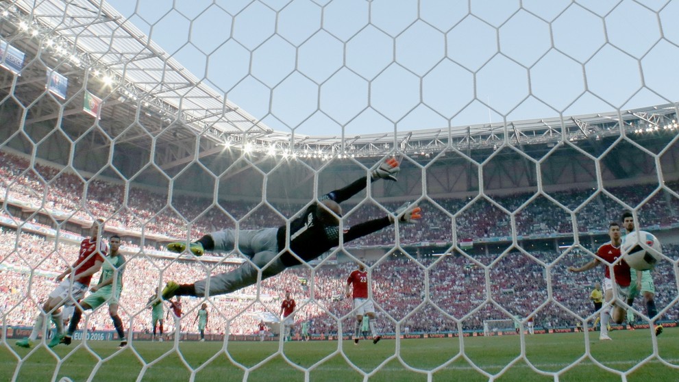 Maďarský brankár Gábor Király s jeho neodmysliteľnými teplákmi.