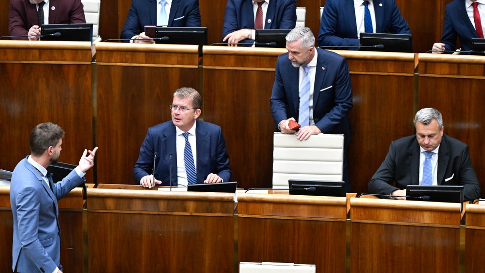 Mimoriadna schôdza k odvolávaniu Michala Šimečku