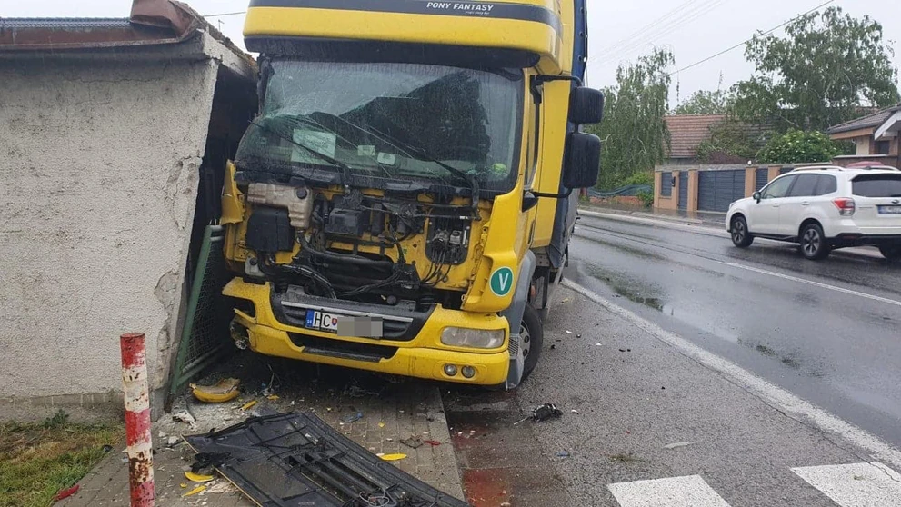 Zdemolovaná strecha auto po tom, čo v obci Horný Šúr narazil kamión do domu.