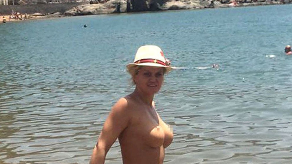 Plastiková herečka hore bez. Prsia by mala ukazovať radšej len poležiačky