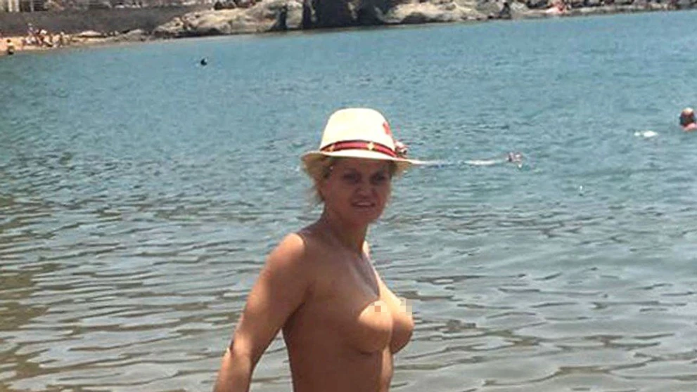Plastiková herečka hore bez. Prsia by mala ukazovať radšej len poležiačky