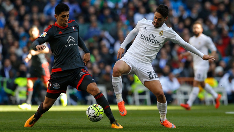 Vpravo hráč Realu Francisco Roman “Isco” a Pablo Hernandez (Celta Vigo) vo vzájomnom súboji La Ligy.