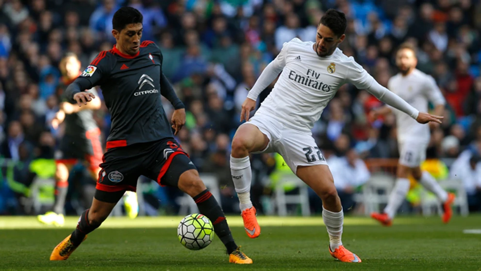 Vpravo hráč Realu Francisco Roman “Isco” a Pablo Hernandez (Celta Vigo) vo vzájomnom súboji La Ligy.