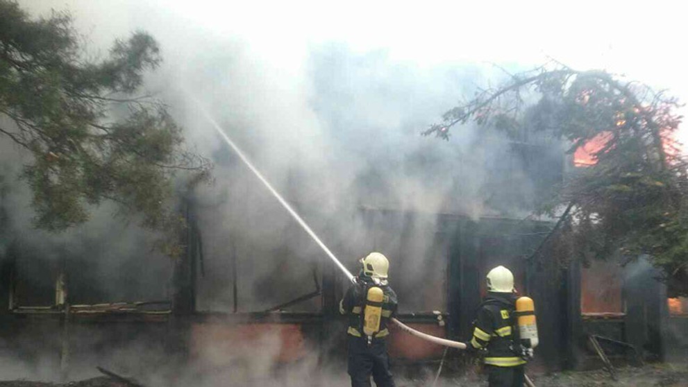 Hasiči sa snažia uhasiť oheň na unimobunkách na Alejovej ulici v Košiciach.