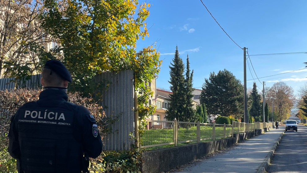 Na Strednej odbornej škole v Novákoch útočil študent sekerou.