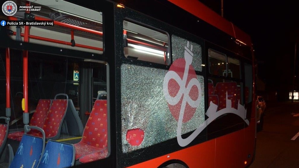 Muž zničil okno v autobuse MHD.