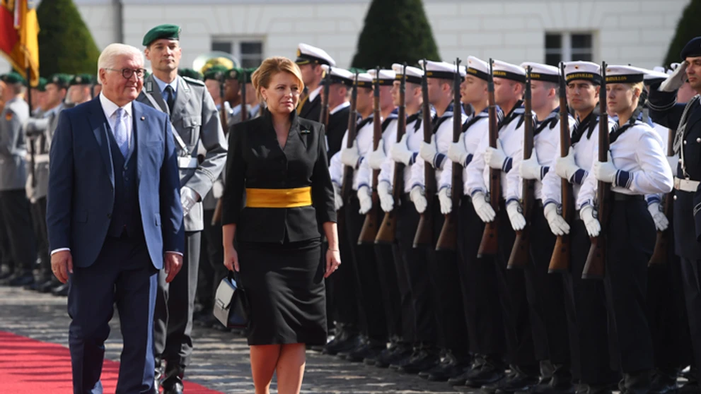 Prezidentka Zuzana Čaputová a nemecký partner Frank-Walter Steinmeier pri podpise do knihy návštev v Berlíne.