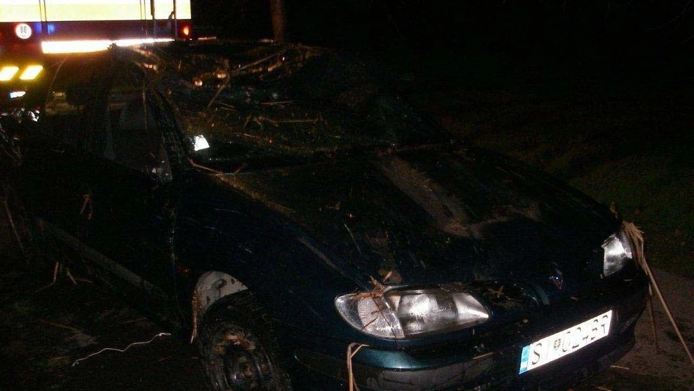 Auto v rybníku.