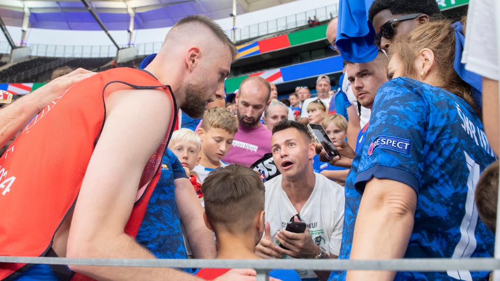 Milan Škriniar (vľavo) s fanúšikmi po zápase s Rumunskom na ME 2024.