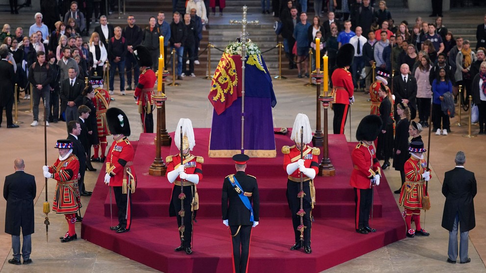 Vnúčatá pri rakve svojej starej mamy.