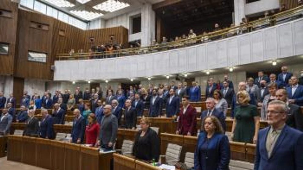 Na snímke je zachytená minúta ticha za obete na zastávke Zochova počas hlasovania o odvolaní ministra financií SR Igora Matoviča.