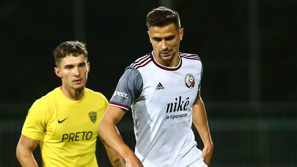 Zľava Dávid Ďuriš (Žilina) a Marek Kristián Bartoš (Podbrezová) v súboji o loptu v zápase 2. kola Niké ligy.
