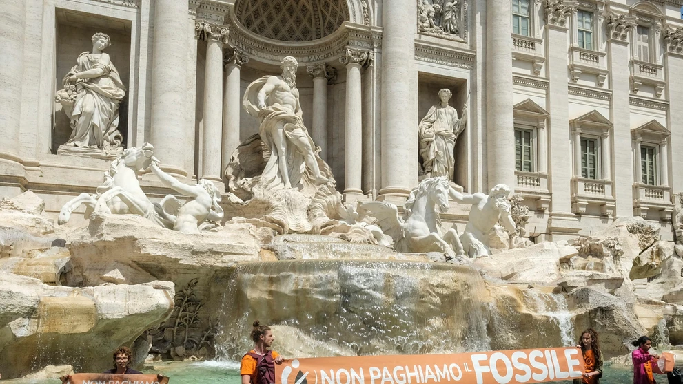 Protest klimatických aktivistov vo Fontáne di Trevi v Ríme.