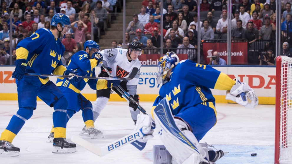 Hráč Tímu Severnej Ameriky Auston Matthews dáva gól do švédskej brány.