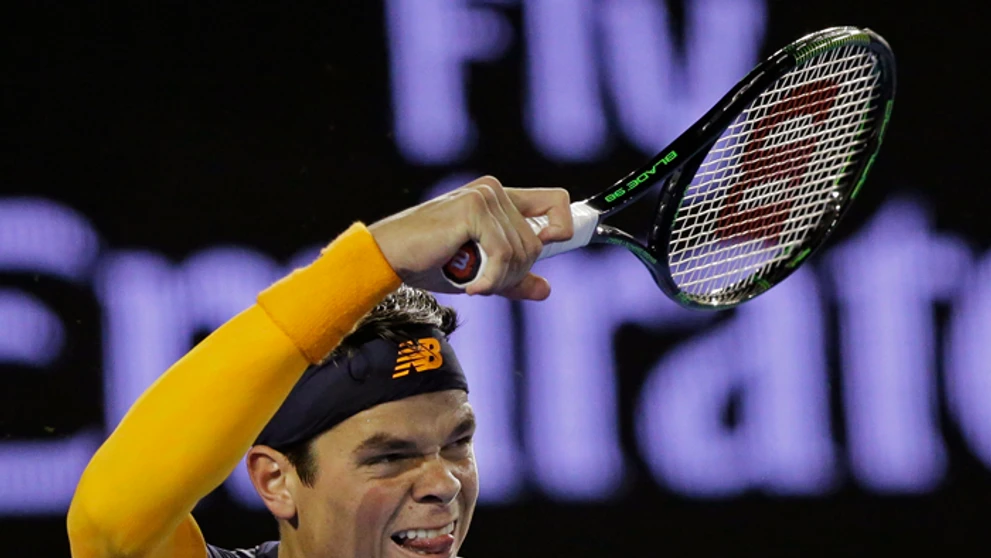Miloš Raonič odvracia úder v semifinále Australian Open proti Andy Murrayovi.
