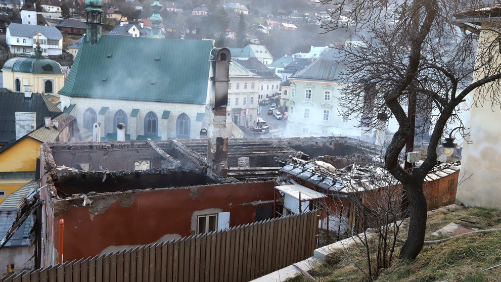 Zničené budovy po požiari v Banskej Štiavnici.