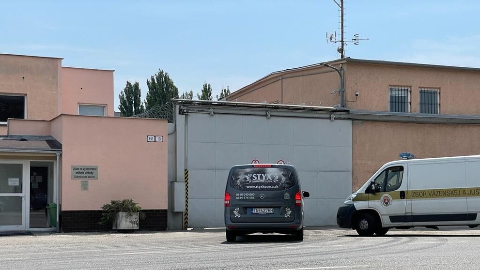 Pohrebná služba pred väznicou