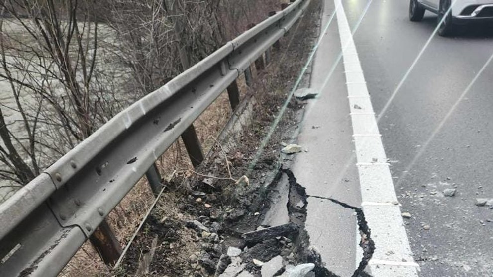 Poškodená cesta pod Strečnom.
