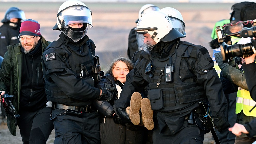 Policajti vyniesli z obce Lützerath klimatickú aktivistku Gretu Thunbergovú počas protestu proti rozšíreniu bane.