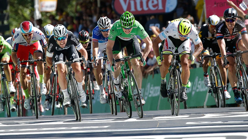 Záverečný špurt na 7. etape TdF medzi Markom Cavendishom, André Greipelom a Petrom Saganom (biely dres vpravo).