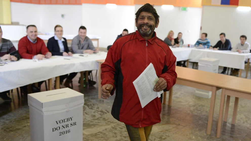 Vojtech Červenák pri urne po volebnom akte v obci Jarovnice v okrese Sabinov.