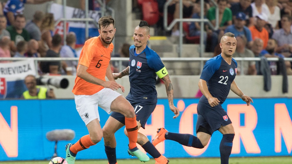 Holanďan Davy Pröpper (vľavo) v súoboji o loptu s kapitánom SR Markom Hamšíkom v prípravnom stretnutí.